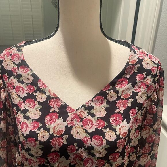 Philosophy Vibrant floral print blooms blouse. Size: Large Color: Black/Pink - Picture 3 of 14